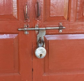 कैलाली बहुमुखी क्याम्पसका प्रमुखको कार्यकक्षमा ताला