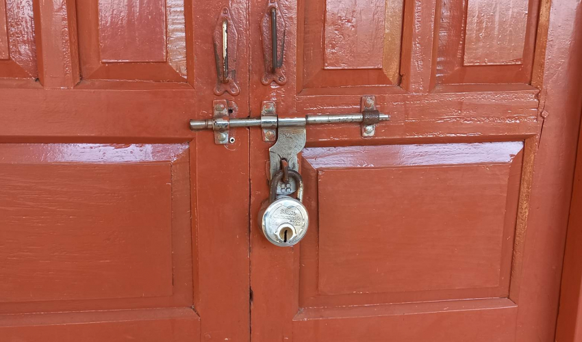 कैलाली बहुमुखी क्याम्पसका प्रमुखको कार्यकक्षमा ताला