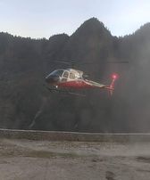 बझाङको साइपाल गाउँपालिकामा हेलिकप्टरद्वारा ओसारिदैं अस्पतालको निर्माण सामाग्री