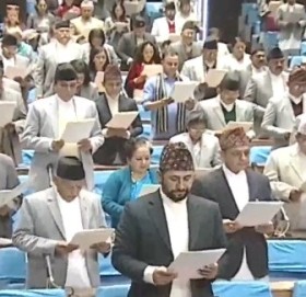 नवनिर्वाचित सांसदहरुले लिए शपथ , १७ जना सांसद अनुपस्थित