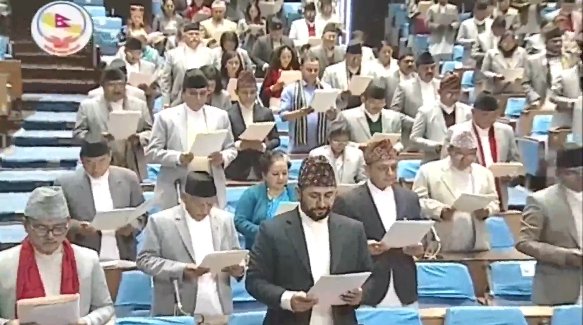 नवनिर्वाचित सांसदहरुले लिए शपथ , १७ जना सांसद अनुपस्थित