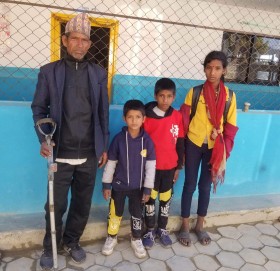 आमा र बुवाको मृत्युपछि बिचल्ली परेका तिन भाइबहिनीको उद्धार