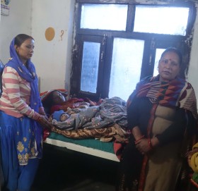 बाजुरा :-आर्थिक अभाबमा आमा छाेरा अलपत्र, महिला व्यबसायीद्धारा उद्धार