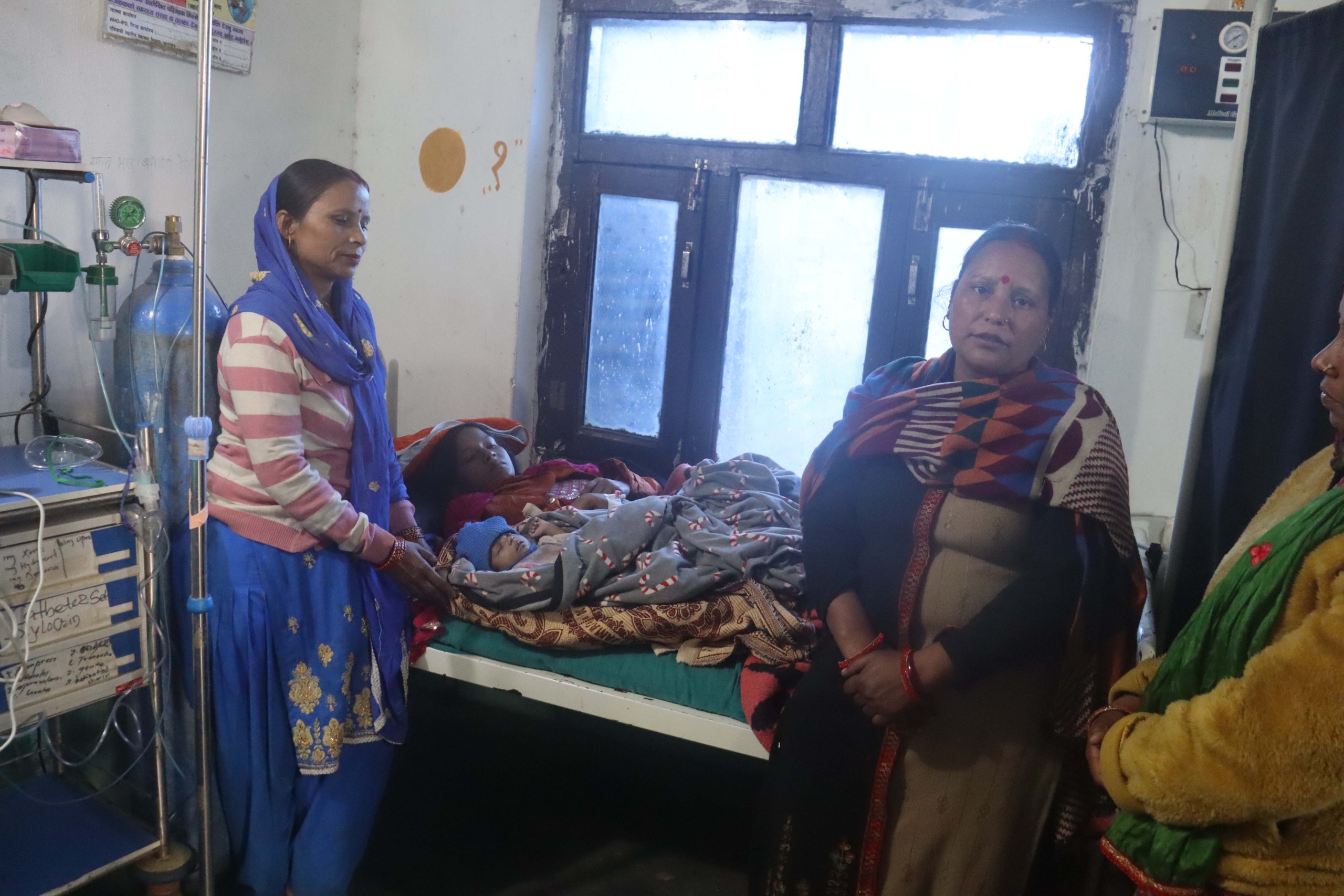 बाजुरा :-आर्थिक अभाबमा आमा छाेरा अलपत्र, महिला व्यबसायीद्धारा उद्धार