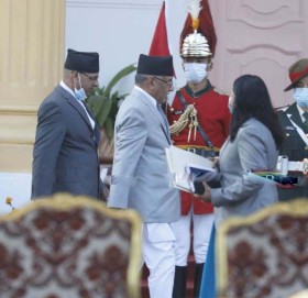 दौरा सुरुवाल लगाएर शपथका लागि शीतल निवास पुगे प्रचण्ड