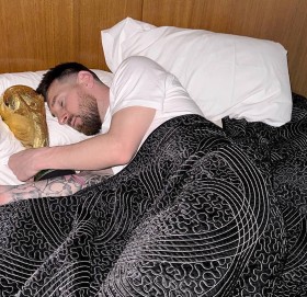 मेसीले सार्वजनिक गरे विश्वकप ट्रफीसँगै सुतेको तस्बिर