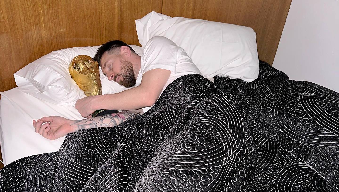 मेसीले सार्वजनिक गरे विश्वकप ट्रफीसँगै सुतेको तस्बिर