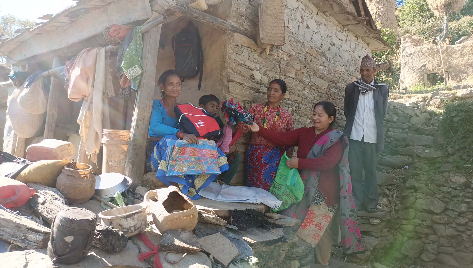 विपन्न तथा हिंशा पिडित महिलालाइ सहयोग