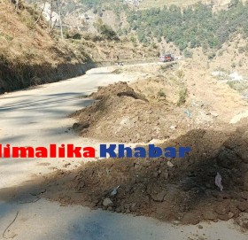 बाजुरामा राजमार्गको छेउमै माटो थुर्पादै, सम्बन्धित निकाय मौन