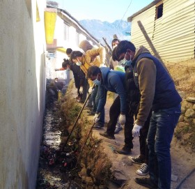 मार्तडीलाई फोहर र प्लास्टिक मुक्त बनाउने अभियानमा अनेरास्ववियु