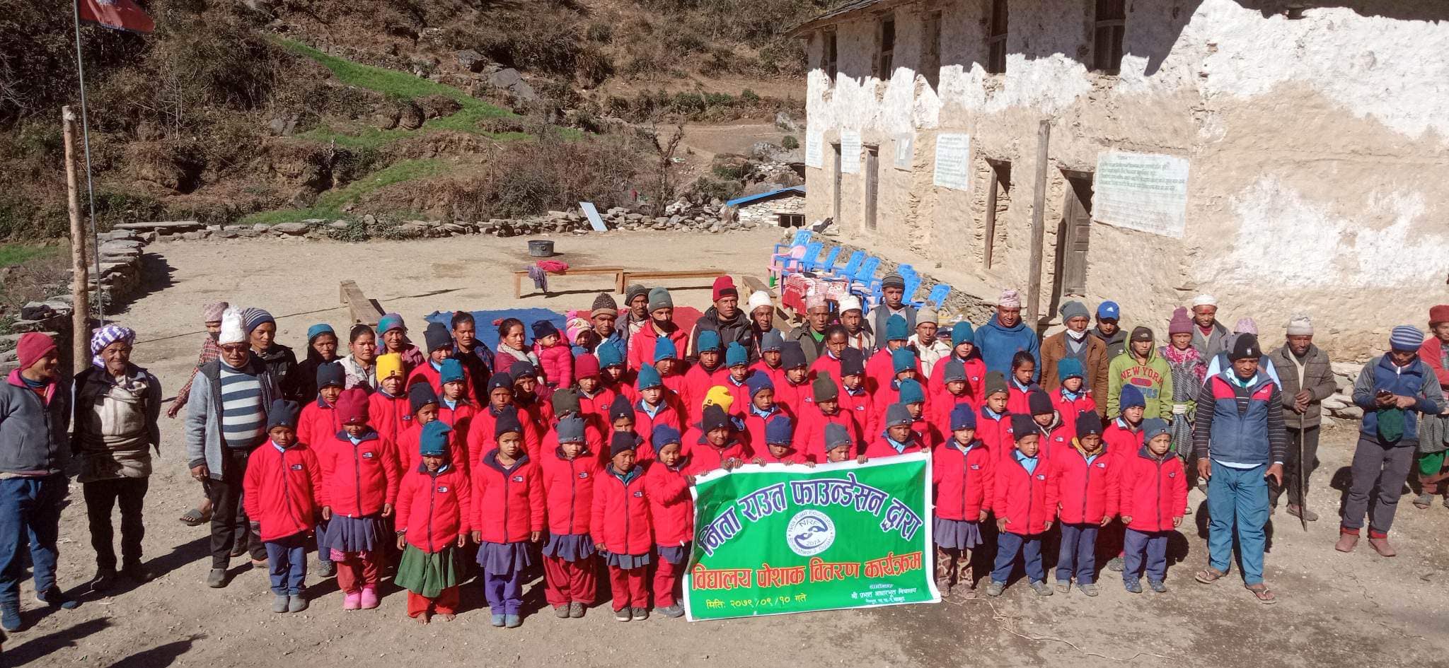 निता राउत फाउण्डेशन द्वारा गौमुलमा न्यानो कपडा बितरण