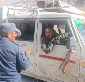 बाजुरा प्रहरीले भाडा बढी लिने सवारी साधनलाई फिर्ता गर्न लगाए