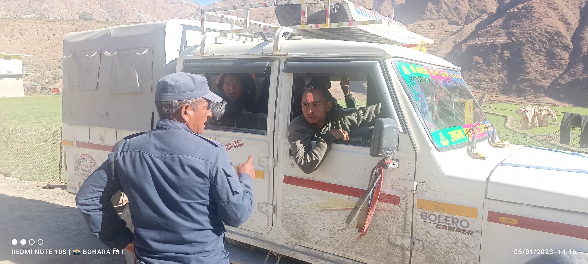 बाजुरा प्रहरीले भाडा बढी लिने सवारी साधनलाई फिर्ता गर्न लगाए