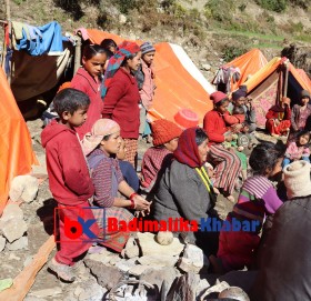 गौमुलका भुकम्प पिडीतको बिचल्ली, घरपुरै चिराचिरा