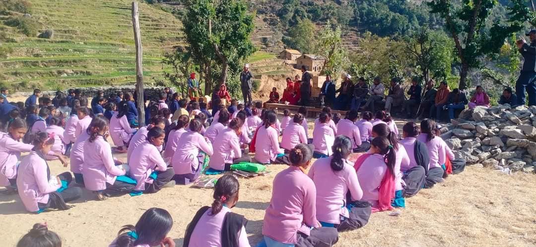 हिमाली भेगका बिद्यार्थीलाई न्यानो लुगा वितरण