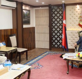 प्रधानमन्त्री प्रचण्ड भेट्न ओली बालुवाटारमा