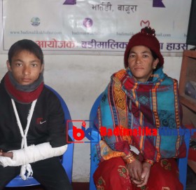 बाजुरा-पैसा नहुँदा आमाले हात भाँच्चिएको छोरा अस्पताल बाट घर ल्याइन् (भिडियाे सहित)