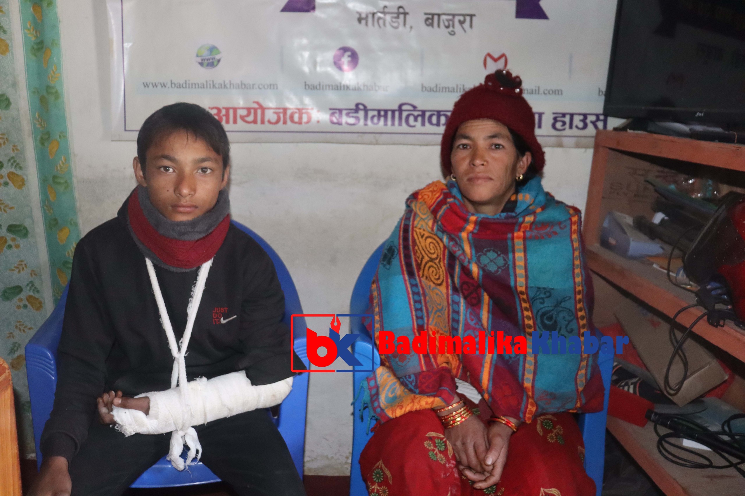 बाजुरा-पैसा नहुँदा आमाले हात भाँच्चिएको छोरा अस्पताल बाट घर ल्याइन् (भिडियाे सहित)