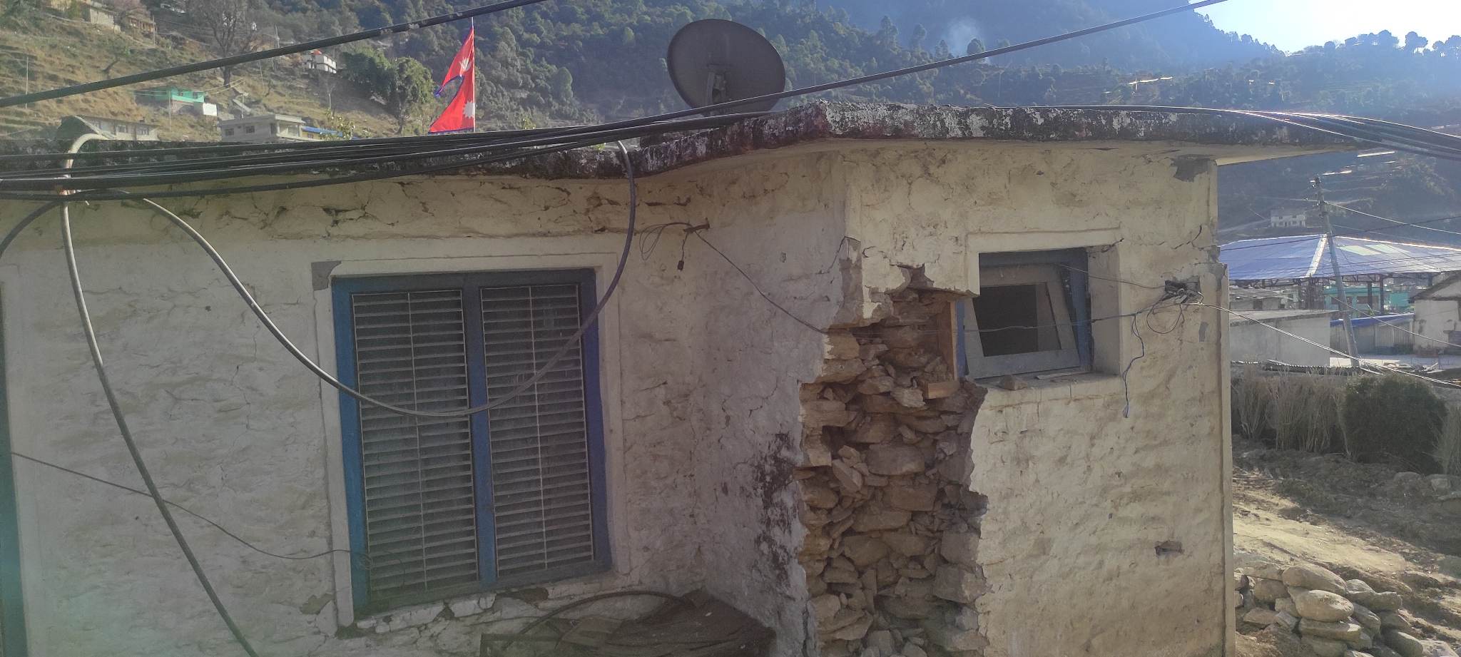 १० गतेकाे भुकम्पका कारण जिल्ला समन्वय समिति बाजुराको कार्यालय छियाछिया