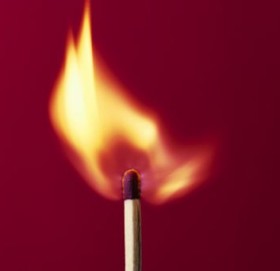 केटीहरूले चुरोट तानेपछि रिसाएका काकाले क्याफेमा लगाइदिए आगो