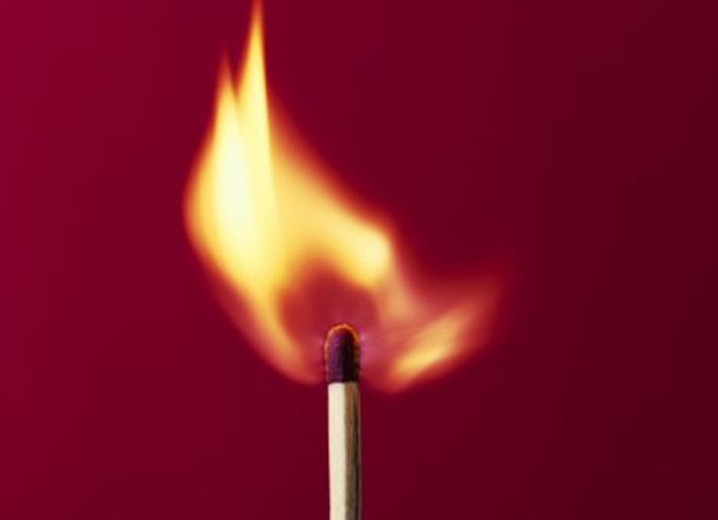 केटीहरूले चुरोट तानेपछि रिसाएका काकाले क्याफेमा लगाइदिए आगो