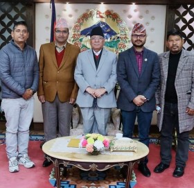 मुख्मन्त्री बन्न खगराज भट्टको दौडधुप