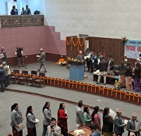 लुम्बिनी प्रदेशसभा सदस्यले लिए शपथ