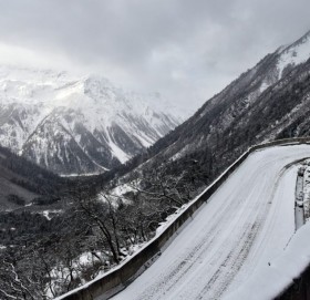 तिब्बतको निङ्चीमा गएको हिमपहिरोमा कम्तीमा ८ को मृत्यु