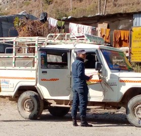 नियम  बिपरित भाडा असुल्ने दर्जन बढि सवारी साधान प्रहरी कार्बाहीमा