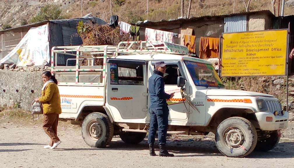 नियम  बिपरित भाडा असुल्ने दर्जन बढि सवारी साधान प्रहरी कार्बाहीमा