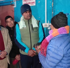 प्रेस चौतारीको स्थापना दिवसकाे अवसरमा जिल्ला अस्पताल बाजुराका बिरामीलाइ फलफुल बितरण