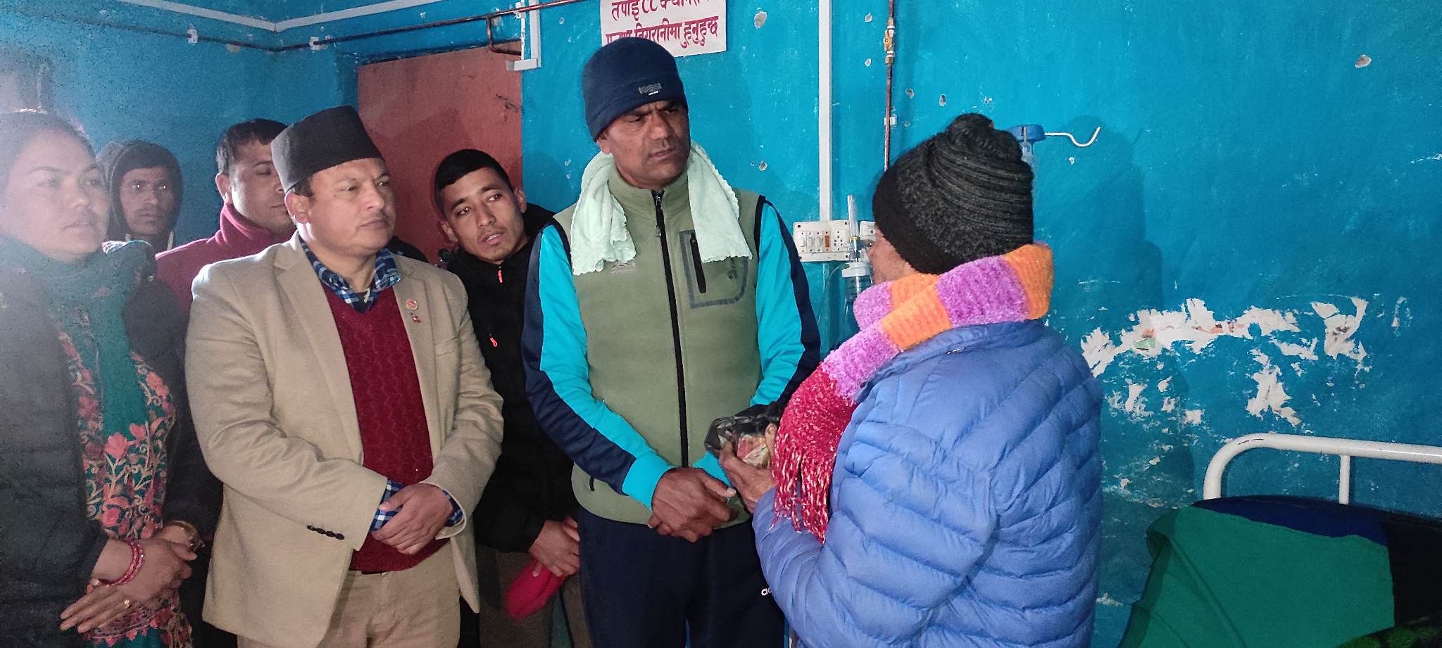 प्रेस चौतारीको स्थापना दिवसकाे अवसरमा जिल्ला अस्पताल बाजुराका बिरामीलाइ फलफुल बितरण