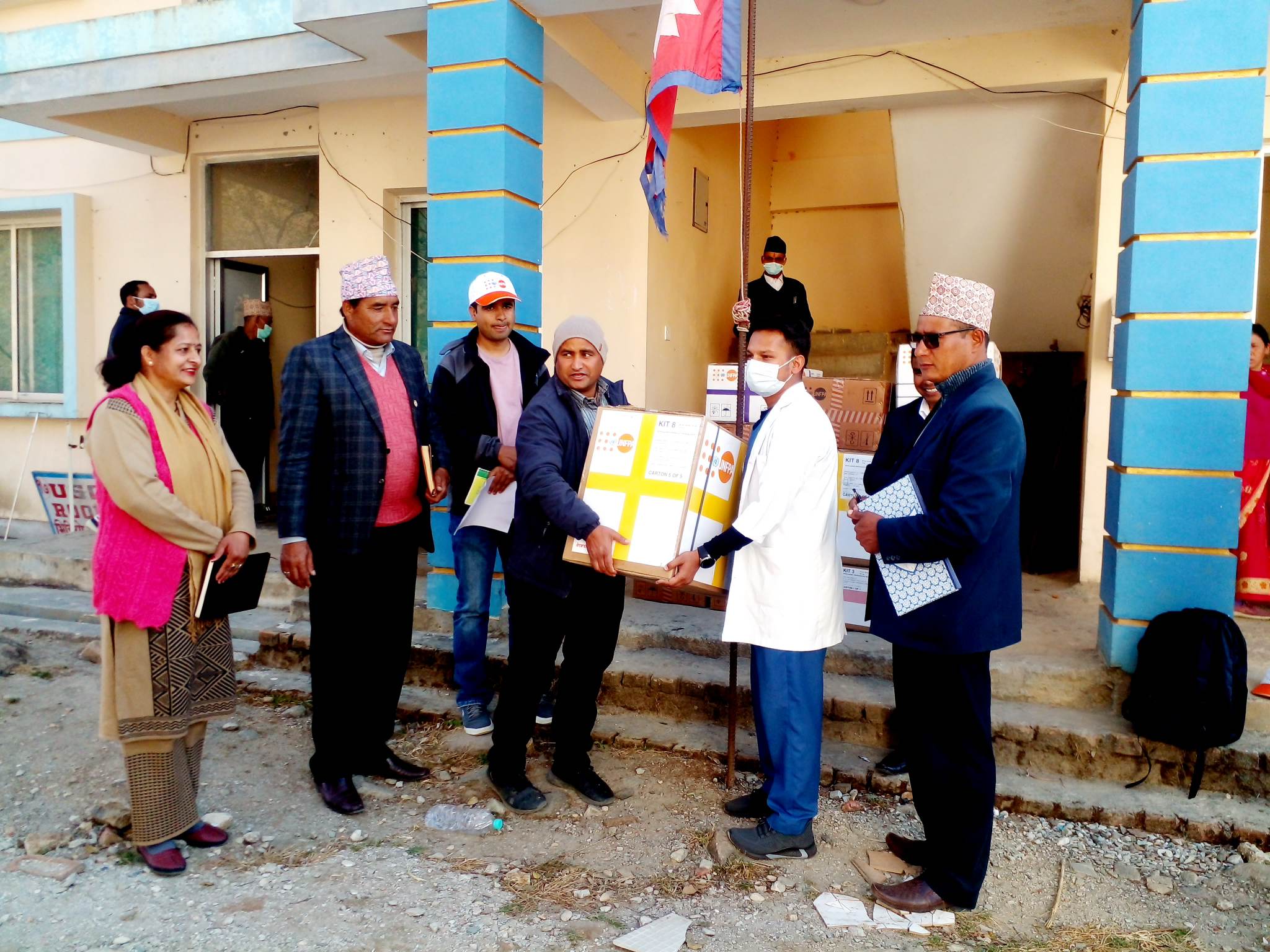 नेपाल रेडक्रस साेसाइटीद्वारा अस्पताललाई प्रजनन स्वास्थ्य सामाग्री हस्तान्तरण