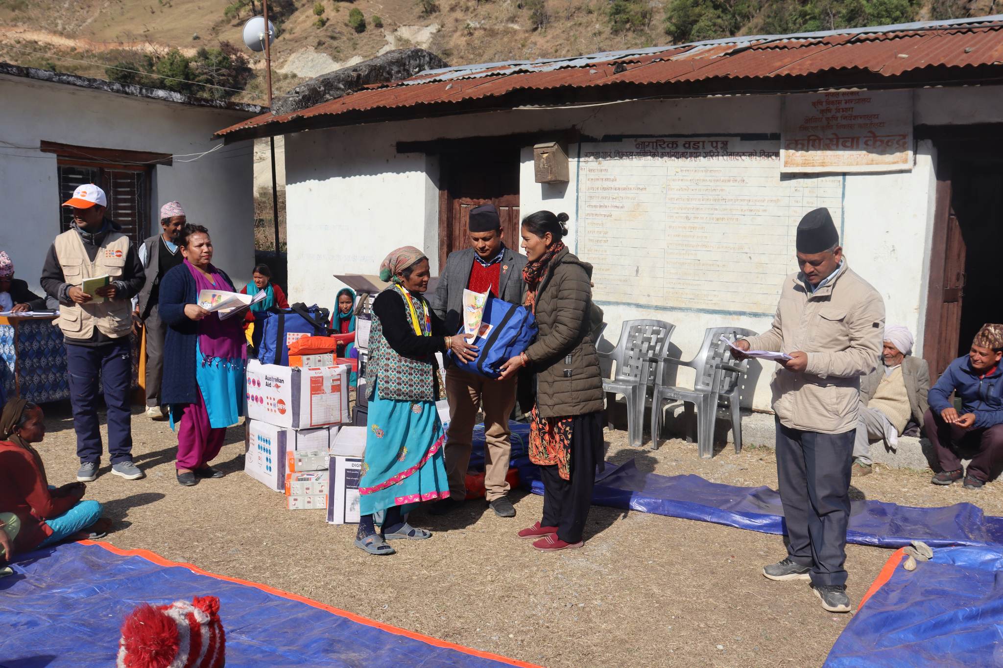 बडीमालिका नगरपालिका २ र ३ का भुकम्प पिडितलाई राहत सामाग्री वितरण