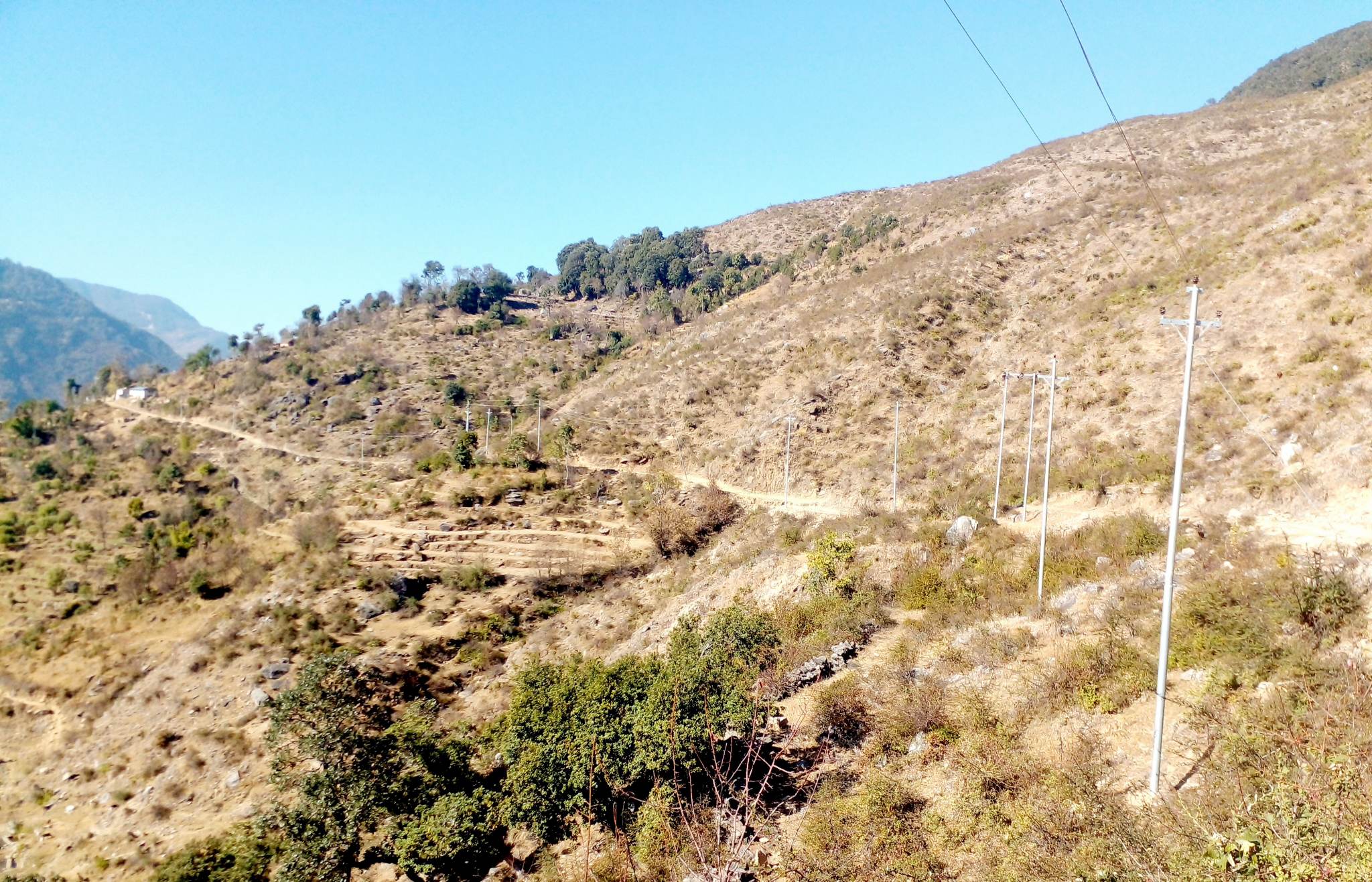 राष्ट्रिय प्रशारण लाइनका पाेल गाडेकाे ३बर्षसम्म  पनि बिजुली बल्न सकेन