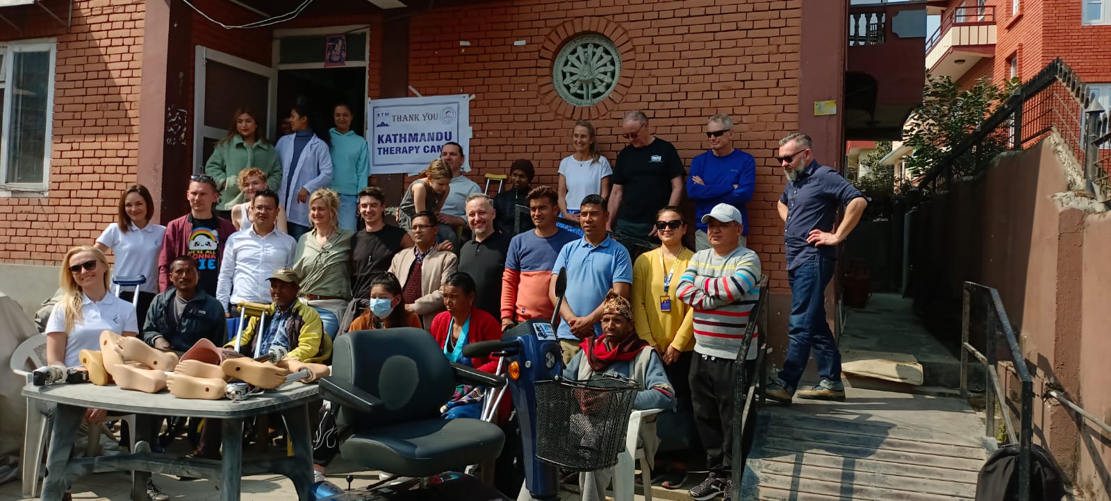 आर्थिक अभावमा परेका विपन्नलाइ कृत्रिम खुट्टा सहयोग