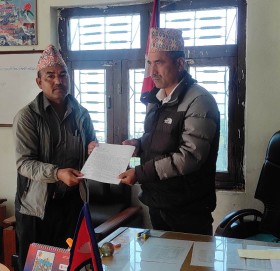 मुक्त हलिया अधिकारकर्मीद्धारा प्रधानमन्त्रीलाई  ७ बुदेँ ज्ञापन पत्र बुझाए