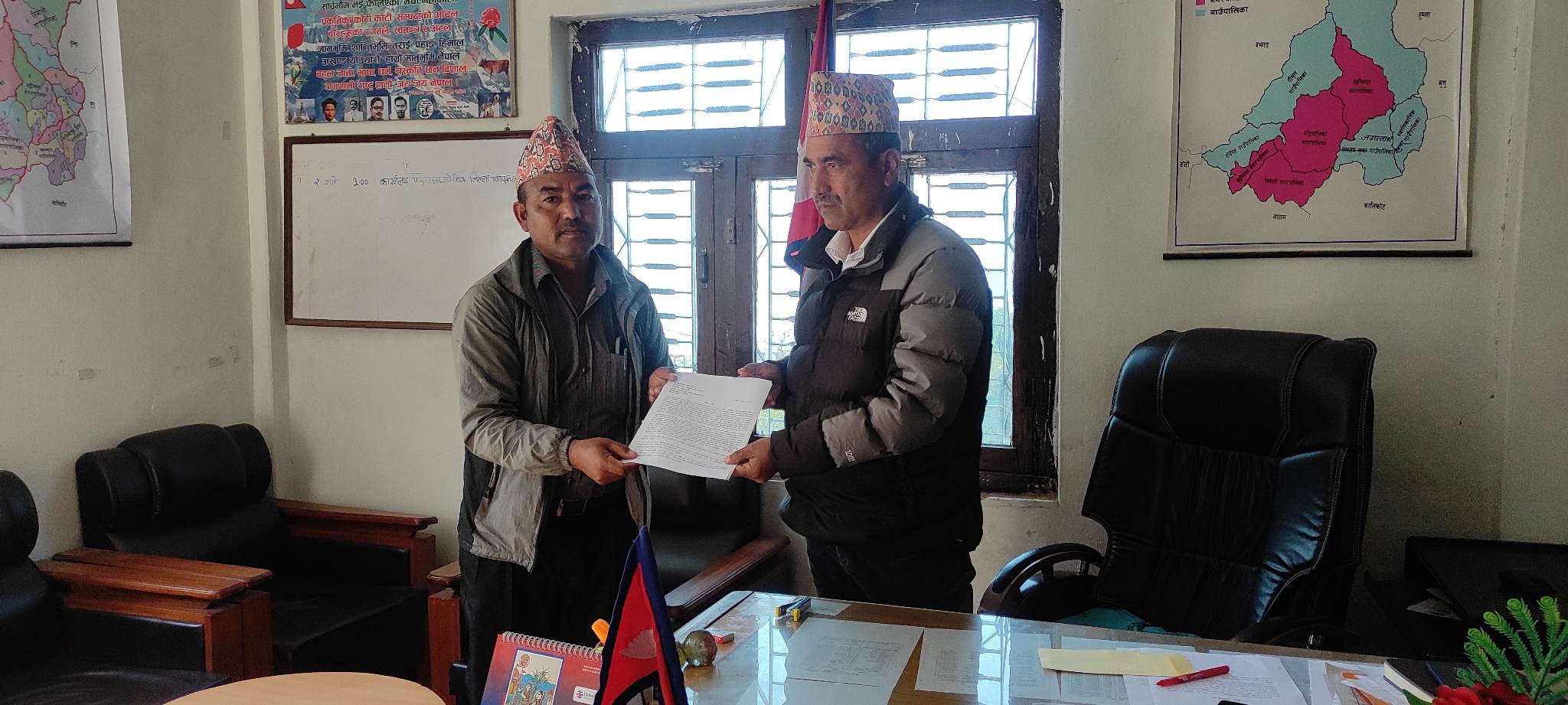 मुक्त हलिया अधिकारकर्मीद्धारा प्रधानमन्त्रीलाई  ७ बुदेँ ज्ञापन पत्र बुझाए