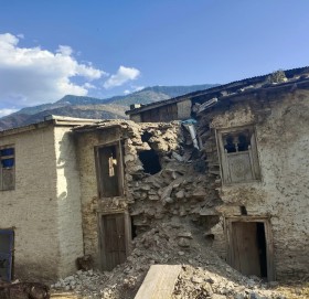 बाजुराकाे हिमालीका भूकम्पपीडित पालमुनि रात काट्न बाध्य