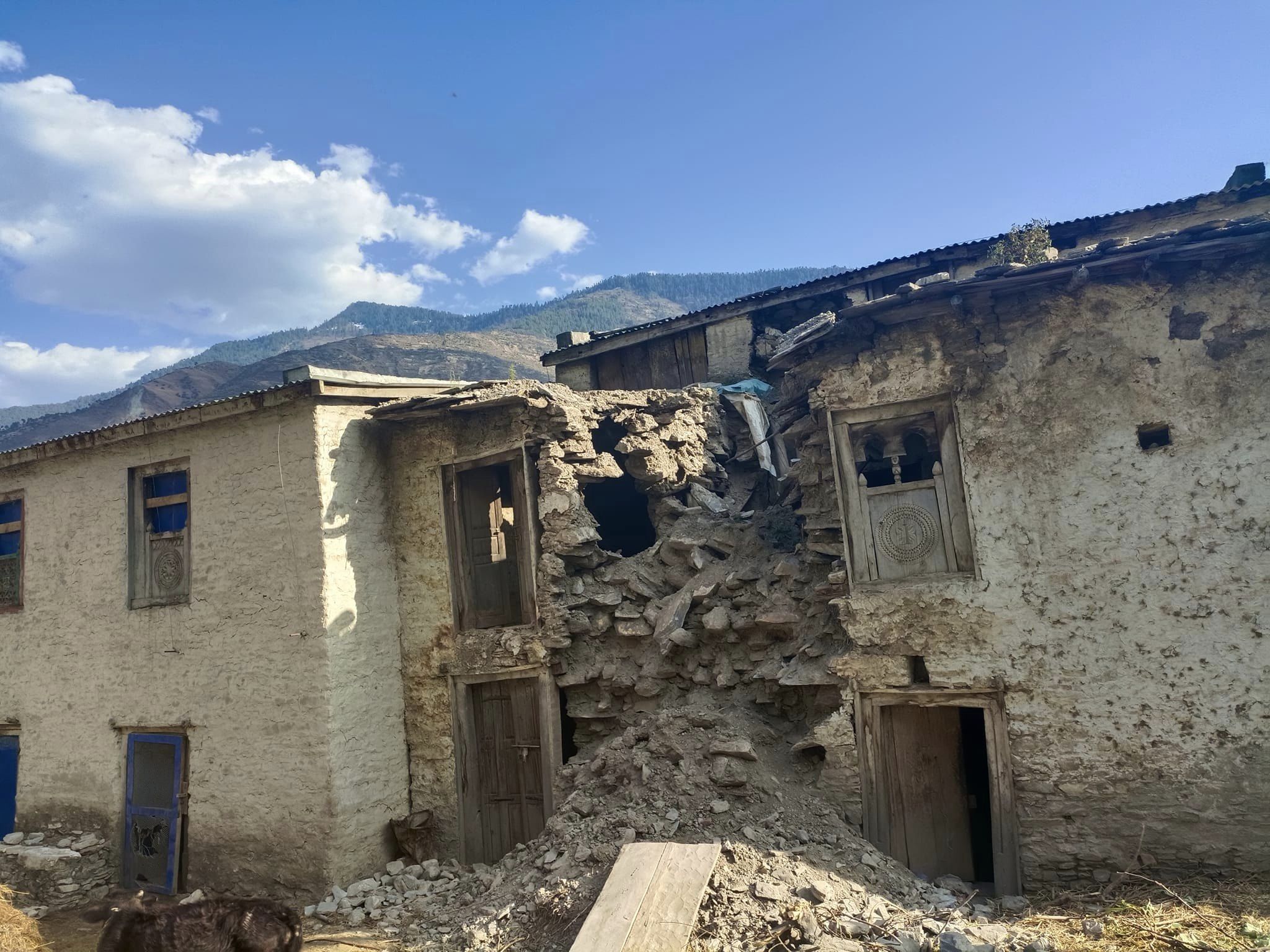 बाजुराकाे हिमालीका भूकम्पपीडित पालमुनि रात काट्न बाध्य