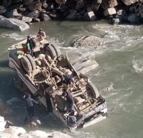 जोमसोमबाट पोखरा आउँदै गरेको बस कालीगण्डकीमा खस्यो