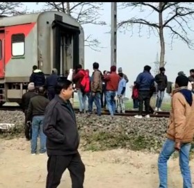 गुडिरहेको रेलको डिब्बा छुटेपछि…