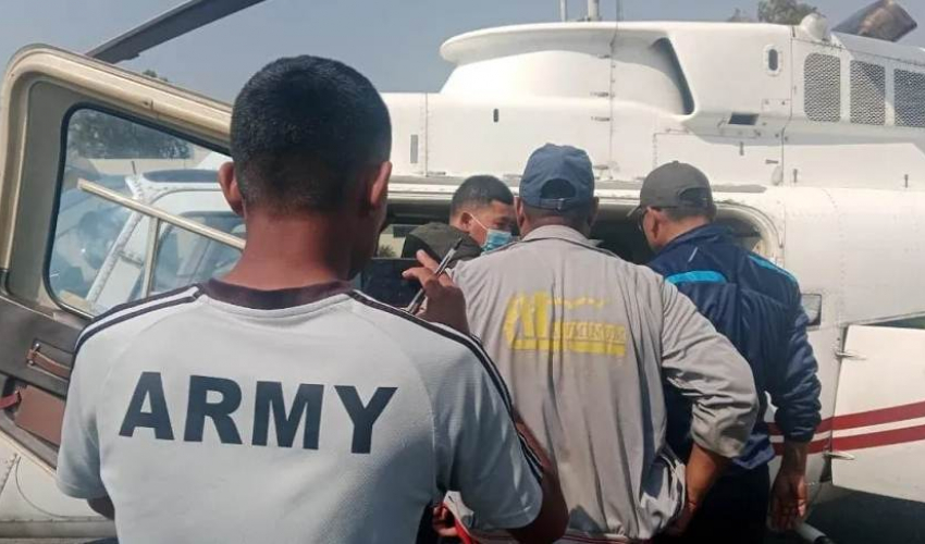 आगलागी पीडित अछामका दुई जनालाई हेलिकोप्टरबाट काठमाडौं लगियो