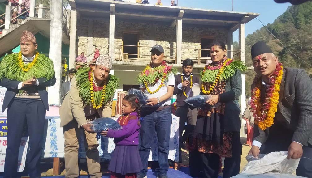 बडीमालिका २ का विद्यार्थी र जेष्ठ नागरिकलाई न्यानो कपडा वितरण