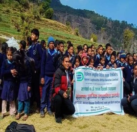 डिप्रोक्स लघुवित्त वित्तीय संस्था लिमिटेडद्धारा  बालबालिकालाई न्यानो कपडा बितरण