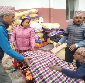 गौमुल गाउँपालिकाका भूकम्प प्रभावितलाई राहत वितरण