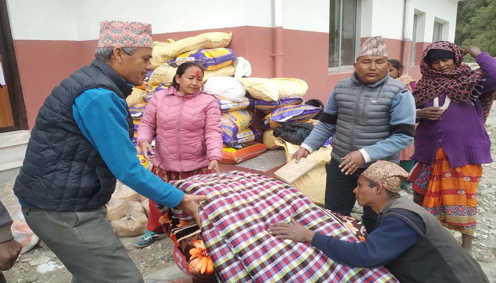 गौमुल गाउँपालिकाका भूकम्प प्रभावितलाई राहत वितरण