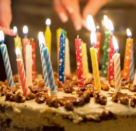 बर्थडेमा किनेको चिठ्ठामा युवतीले जितिन् पौने ५ अर्ब रुपैयाँ