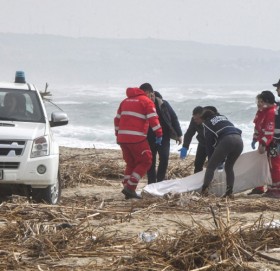 इटालीमा डुंगा दुर्घटना, १२ बालबालिकासहित ५९ जनाको मृत्यु