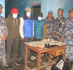 कञ्चनपुरमा १५ लाख भारतीय रुपैयाँ र गरगहनासहित ३ जना पक्राउ